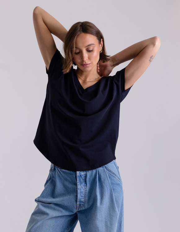 GRANATOWY LUŹNY T-SHIRT W SEREK