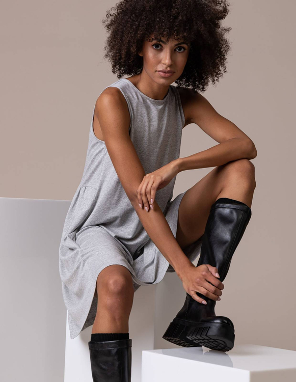 SZARA ROZKLOSZOWANA SUKIENKA